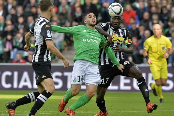 l'attaquant Neal Maupay aux prises avec le milieu de terrain d'Angers Cheikh N'Doye.