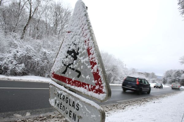 Avec de la neige et du verglas sur les chaussées, dans le Puy-de-Dôme, le Cantal, l’Allier et la Haute-Loire, les conditions de circulation sont délicates à difficiles selon les secteurs mercredi 30 janvier. 