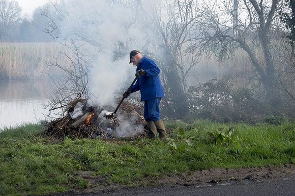 Le brûlage de déchets verts est interdit sous peine d'amende de 400 euros.