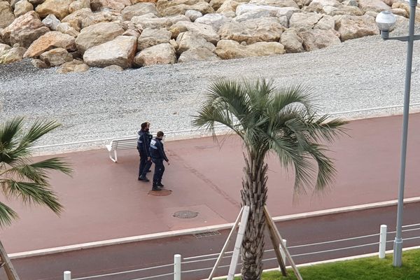 Un patrouille de police sur la promenade des Anglais à Nice.