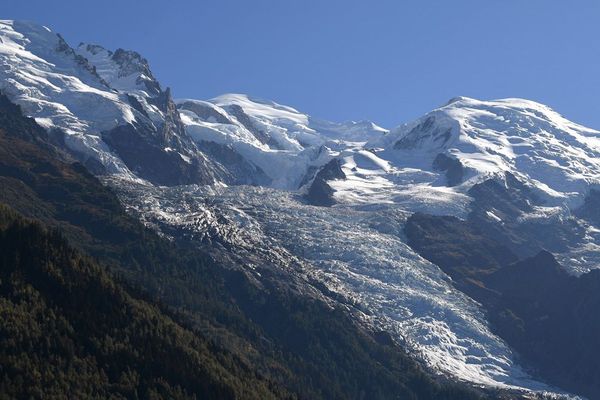 - Photo d’illustration - Cette photo prise en septembre 2018 à Chamonix-Mont Blanc, montre le sommet du sommet du Mont-Blanc (4807m), le Dôme du Goûter (4324m), le Mont Maudit (4465m) et le glacier des Bossons.