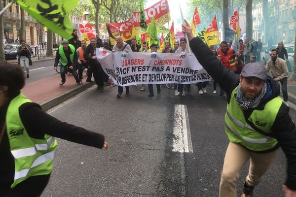 Environ 8 000 personnes ont manifesté à Toulouse en ce mardi 1er mai. 