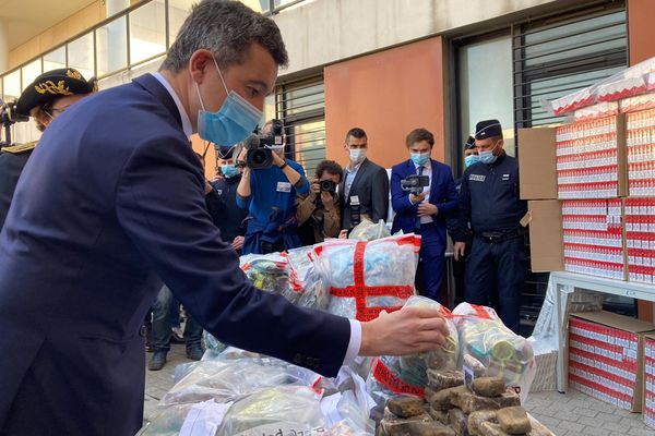 Le ministre de l'Intérieur au commissariat de police du 15ème arrondissement de Marseille, ce jeudi 25 février.