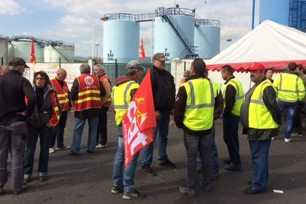 Le dépôt de carburant Total à Cournon-d'Auvergne, dans le Puy-de-Dôme, est bloqué depuis mardi soir par des militants CGT, rejoints par des manifestants du mouvement "Nuit Debout". 