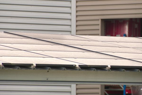 Des panneaux solaires sont installés sur le toit de cette entreprise de Brioude, en Haute-Loire.