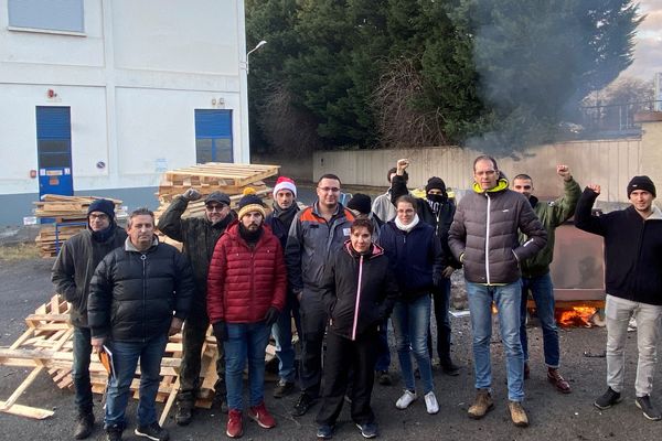 Depuis le lundi 20 janvier, une soixantaine de salariés de Luxfer, à Gerzat dans le Puy-de-Dôme, se relaient afin, disent-ils, d'empêcher la direction de détruire les machines.