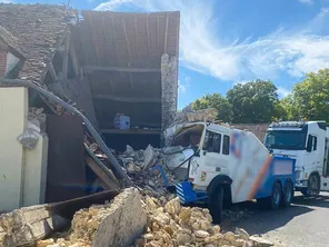 Cette maison a été percutée de plein fouet par une dépanneuse remorquant un poids lourd.