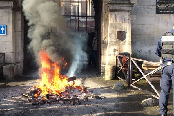 Lundi 11 mars 2019 : blocage de l'entrée de la prison Bonne Nouvelle de Rouen