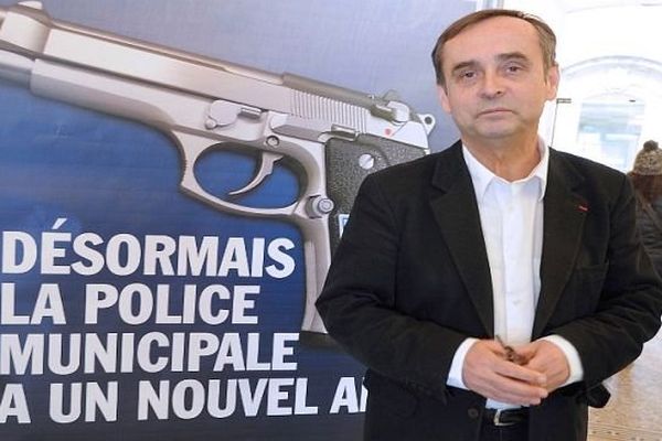 Béziers (Hérault) - Robert Ménard défend ses affiches vantant l'armement de la police municipale - 11 février 2015.