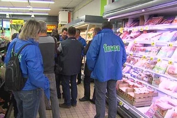 Les agriculteurs de la FDSEA ont investi trois supermarchés de la Manche pour dénoncer des prix trop bas.