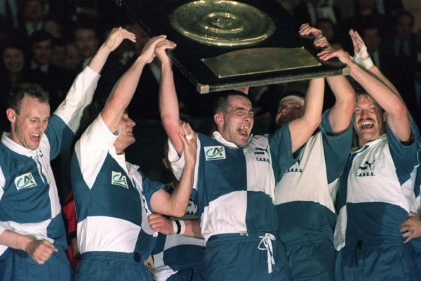 Le 1er juin 1991 au parc des Princes à Paris, l'équipe de Bordeaux-Bègles-Gironde (CABBG) soulève le bouclier de Brennus après sa victoire 19 à 10 face au Stade Toulousain.