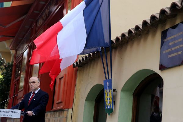 Le discours du ministre de l'Intérieur Bernard Cazeneuve devant la plaque et le lieu où le préfet Erignac a été assassiné le 6 février 1998.