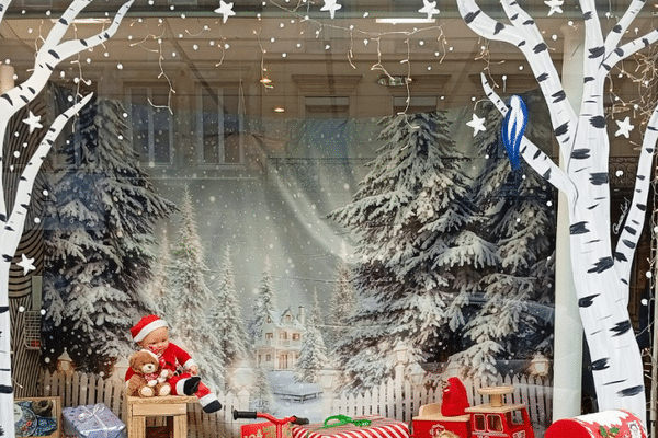 La boutique aurait la plus jolie vitrine de Normandie pour Noël.