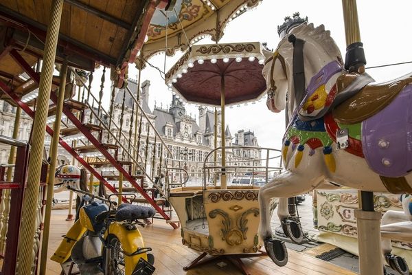 Le manège de chevaux de bois place de l'Hôtel de Ville 