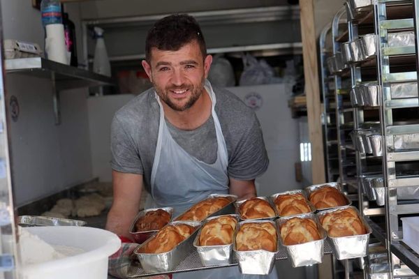 Loïc Nervi, dans sa boulangerie itinérante le 23 juin 2024 à Kharkiv.