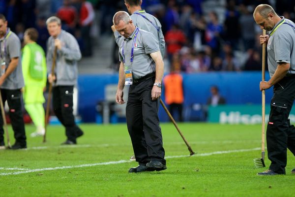 Les jardiniers tentent de rafistoler la pelouse du Stade Pierre-Mauroy, lors du match Suise/France le 19 juins 2016.