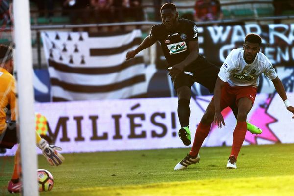 Le but de l'attaquant guingampais Alexandre Mendy face à Frejus-Saint Raphaël lors du quart de finale de la Coupe de France - 4/04/2017