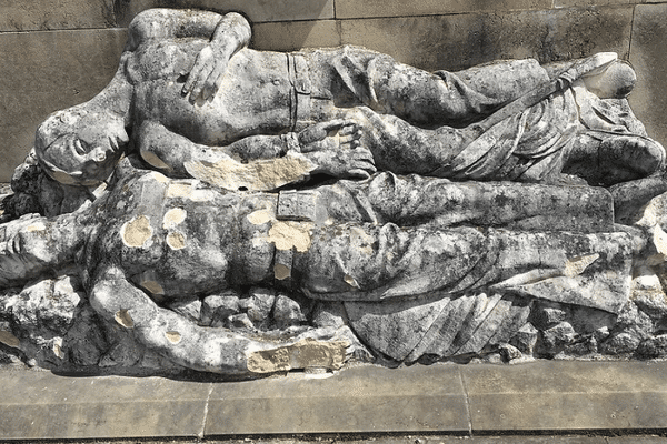 Un monument a été érigé en 1946 à la mémoire des trente victimes.