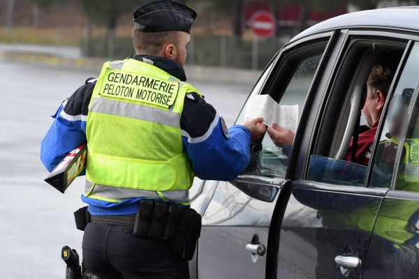 Illustration. Le policier a été traîné sur près de 100 mètres par un automobiliste.