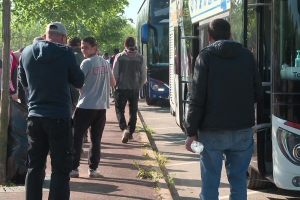 Après avoir quitté l'aire de Brumath ce lundi matin, les 240 Moldaves et Roumains ont pu entrer en Allemagne 