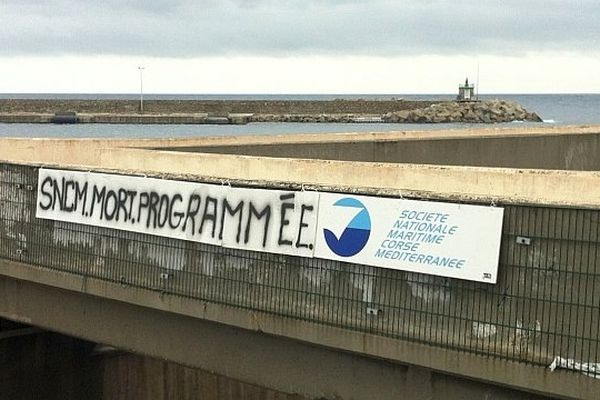 04/01/14 - Sur le port de Bastia, une banderole annonce la "mort programmée" de la compagnie maritime SNCM