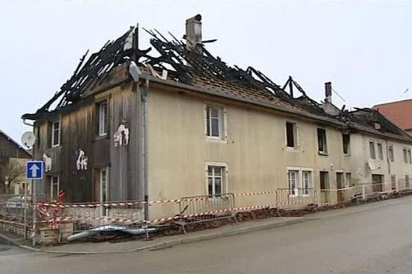 le 23 décembre au matin, l'incendie a détruit une partie du bâtiment qui abritait 3 appartements.