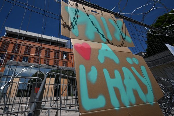 Les barrières à l’entrée de la mairie de L'Haÿ-les-Roses, le 3 juillet dernier, affichant une pancarte "Paix à L'Haÿ".