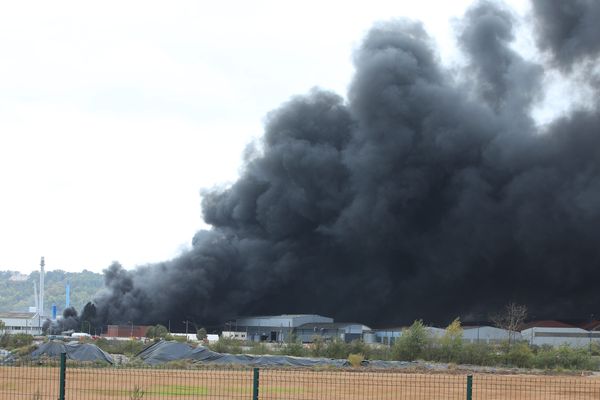 L'incendie de l'usine Lubrizol de Rouen a dégagé un nuage de fumée chargée de produits non-identifiés.