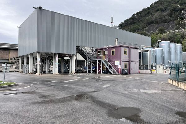 Les différentes mesures d'Atmosud localisent l'origine des odeurs à l'usine S.E.C.A à La Trinité, un site de production d'enrobés.