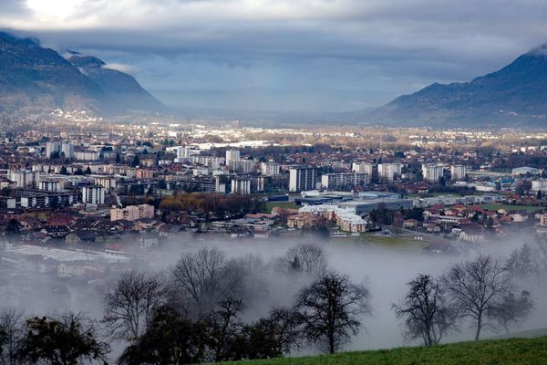 Vue de la ville de Cluses dans la Vallée de l'Arve en Haute-Savoie