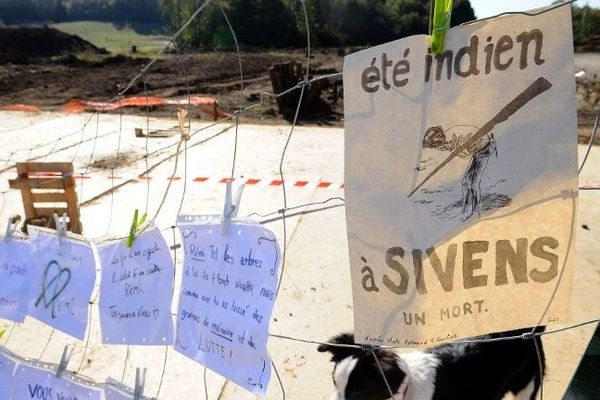 Hommage à Rémi Fraisse tué le 26 octobre 2014 dans des circonstances qui restent encore floues, sur le site occupé par les opposants au barrage de Sivens, près de Gaillac