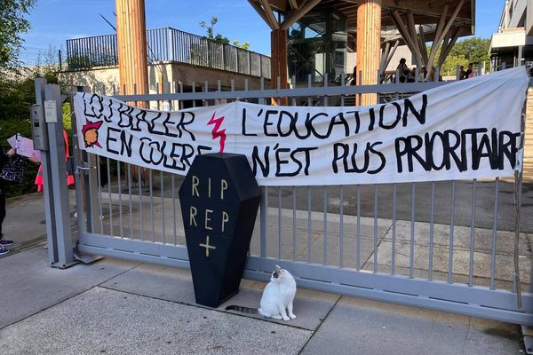 Devant le collège Lou Blazer de Montbéliard, un cercueil "RIP REP +", pour illustrer la fin, selon les personnels mobilisés, de la lutte contre les inégalités sociales à l'école, du fait de la réforme du Choc des savoirs