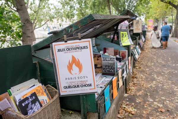 Coup de théâtre ! Après des mois de polémiques, Emmanuel Macron a finalement décidé de renoncer au déplacement des bouquinistes des quais de Seine à Paris.