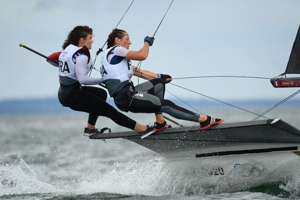 Lili Sebesi et Albane Dubois ont rencontré des conditions musclées lors de leur première journée de régates aux Jeux Olympiques de Tokyo