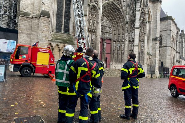 L'exercice incendie du 21 octobre est "grandeur nature". Il implique une trentaine de sapeurs-pompiers du SDIS 76 , les services des monuments hstoriques, la préfecture et le diocèse.