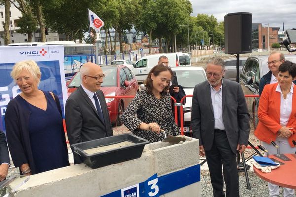 Delphine Ernotte, PDG de France Télévisions, pose à Rouen  la 1ère  pierre de la future station régionale de France 3 Normandie