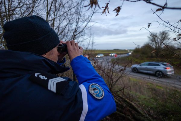 Illustration. Contrôle de vitesse de gendarmerie.