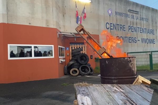 Les agents du centre pénitentiaire de Poitiers-Vivonne ont bloqué l'entrée de la prison dès mercredi 15 mai au matin.