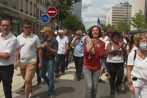 Près de 2000 personnes ont manifesté à Lyon dans le Rhône le 31 juillet 2017 contre l'instauration du passe sanitaire