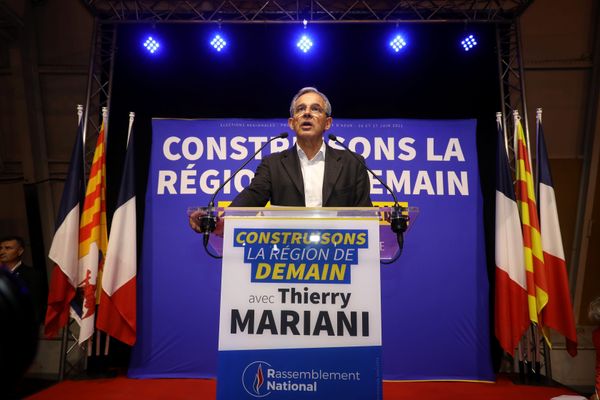 Le candidat du Rassemblement national Thierry Mariani au gymnase du Pontet, près d'Avignon dans le Vaucluse, lors du premier tour des élections régionales en Paca.