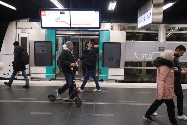 La grève est plus suivie à la SNCF ce qui engendre des perturbations sur les lignes A et B du RER.