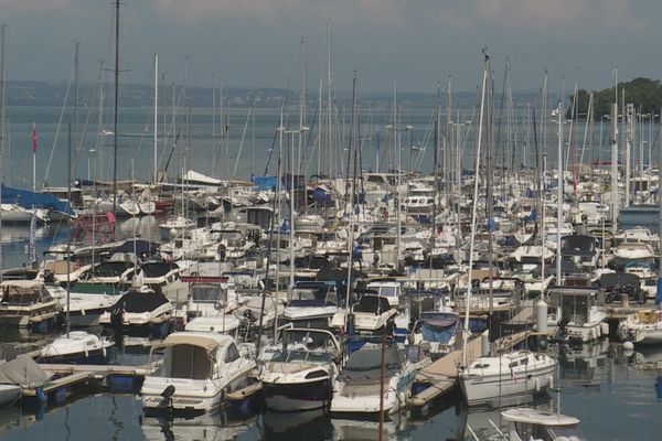 Le port de Thonon-les-Bains (Haute-Savoie), le 12 août 2023 : 750 places, et une liste d'attente longue comme le bras.