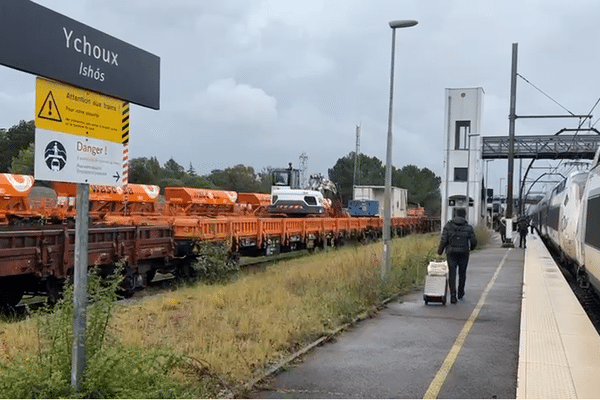 TGV à l'arrêt en gare d'Ychoux