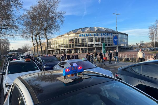 Manifestation des taxis avant une opération escargot à Lyon le 29 janvier 2024