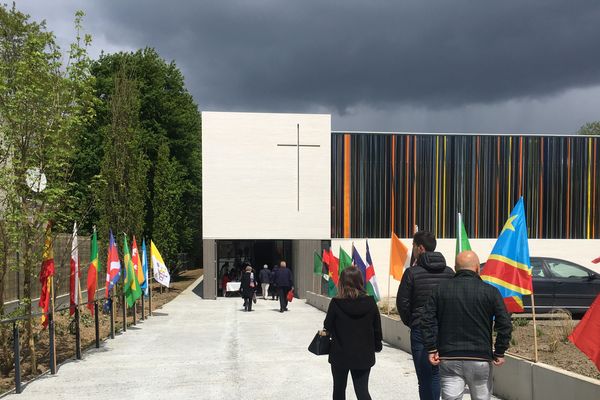 De nombreux fidèles mais aussi des curieux sont venus assister à la cérémonie de consécration de la nouvelle église de Montigny-lès-Cormeilles (Val d'Oise).