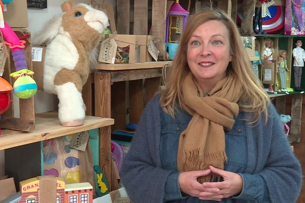 Alexandra Delprat a mis en place une boutique de jouets de seconde main où travaillent des personnes en réinsertion.