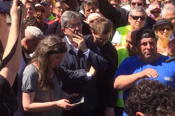 Jean-Luc Mélenchon auprès des salariés de GM&S Industry à La Souterraine (Creuse) le 16 mai 2017. A ses côté, Laurence Pache, candidate aux législatives dans la 1re circonscription de la Creuse sous l'étiquette de "La France insoumise."