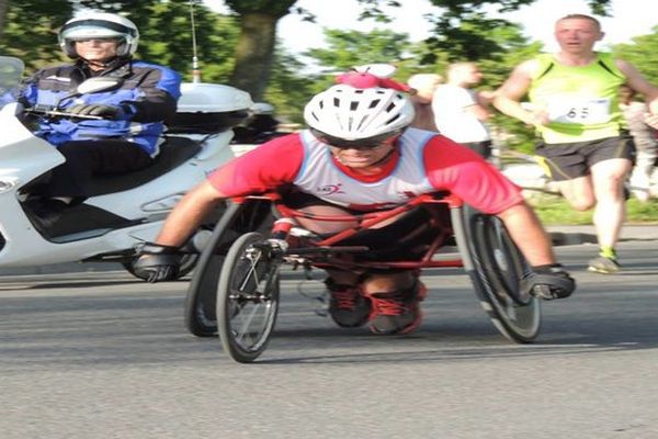 David Avram, athlète handisport de l'Agglo Athlé Soissonnais, président de l'association Cocci N'Roule a lancé le projet fou de traverser la France sur son fauteuil de compétition pour lutter contre sa maladie : la Neurofibromatose !