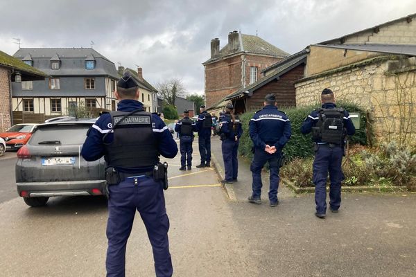 Les gendarmes sécurisent la sortie des enfants de l'école de Wasigny, mardi 26 novembre.