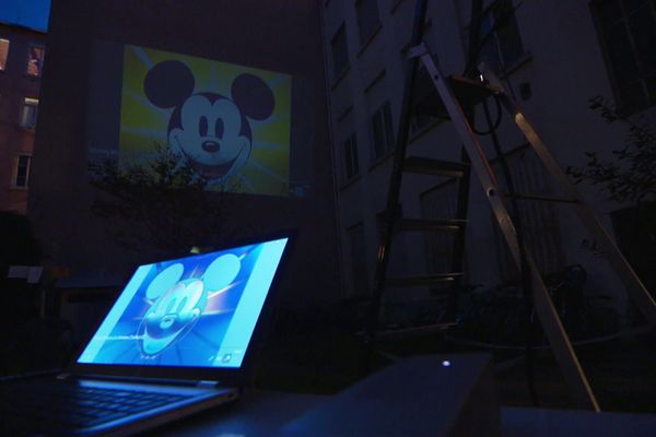 Ludovic improvise des projections de dessins animés chaque soir sur une façade d'immeuble pour "briser" le confinement. Croix-Rousse, Lyon - 26 mars 2020